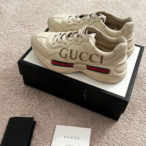 Gucci Cream Sneakers with Logo and Stripe